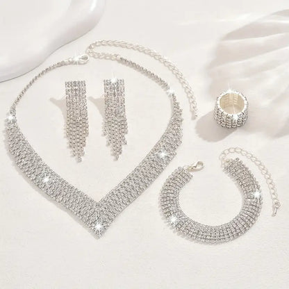 Lyxigt smyckeset med halsband och matchande accessoarer