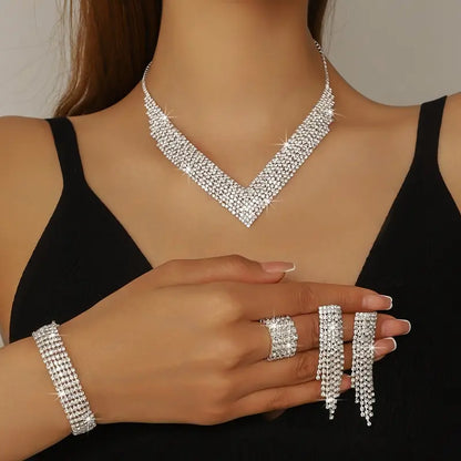 Lyxigt smyckeset med halsband och matchande accessoarer