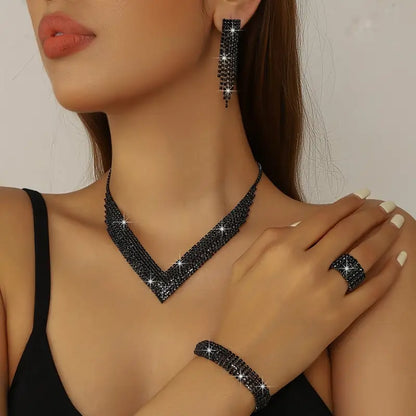 Lyxigt smyckeset med halsband och matchande accessoarer