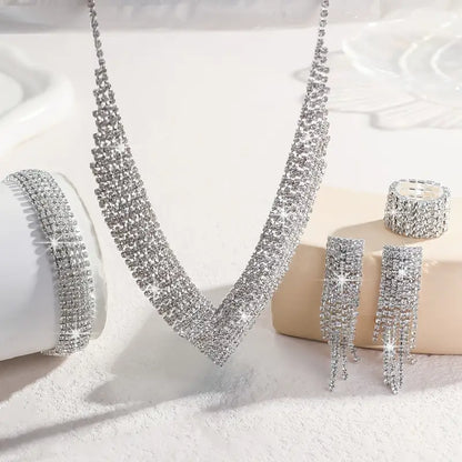 Lyxigt smyckeset med halsband och matchande accessoarer