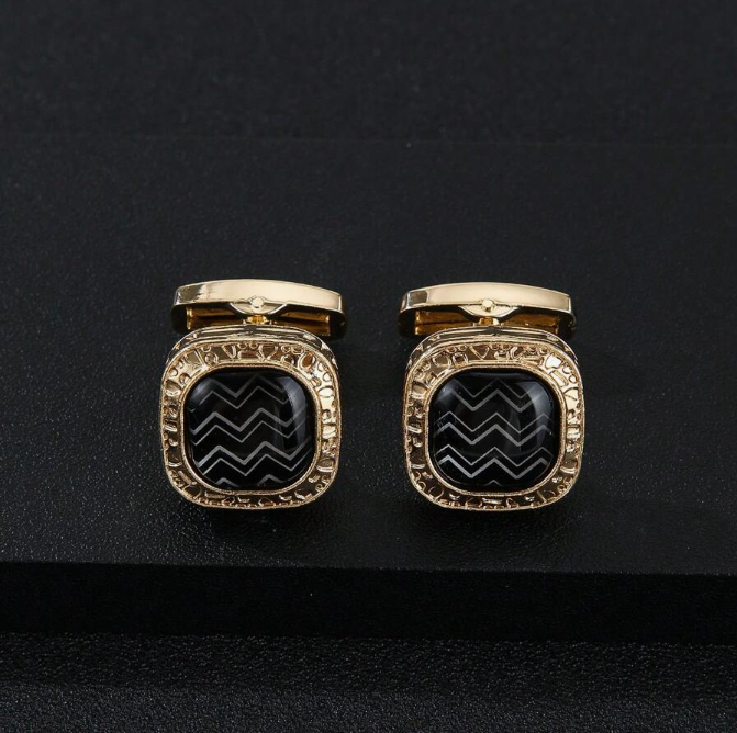 Herrmanschettknapp med gyllene bas och svart mönster